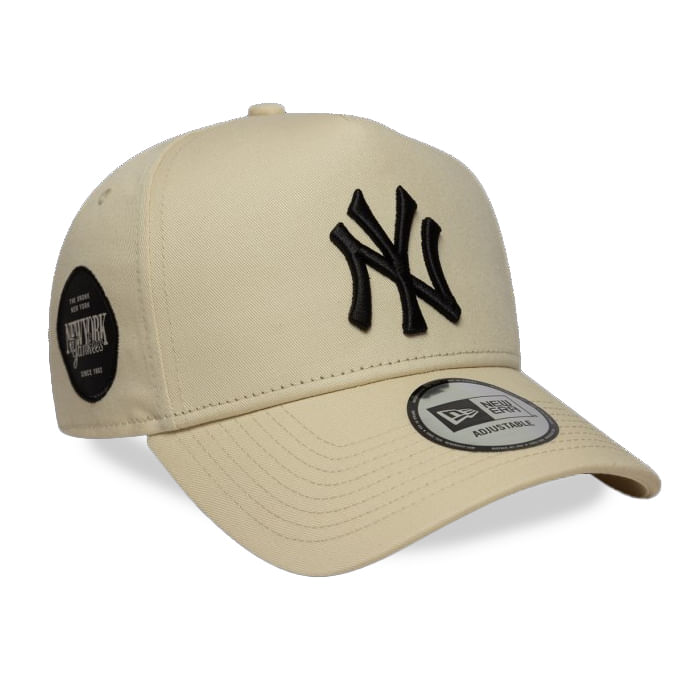 Boné New Era New York Yankees bege, vista lateral esquerda com etiqueta preta e logo bordado